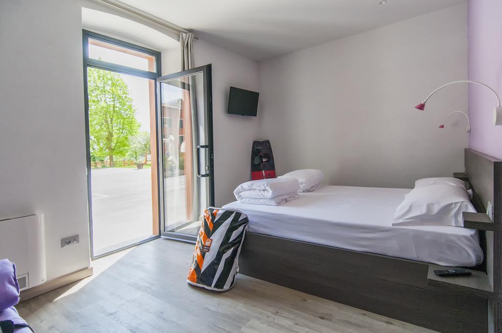 Campione Del Garda Surf House Hostel Pieve  Екстериор снимка