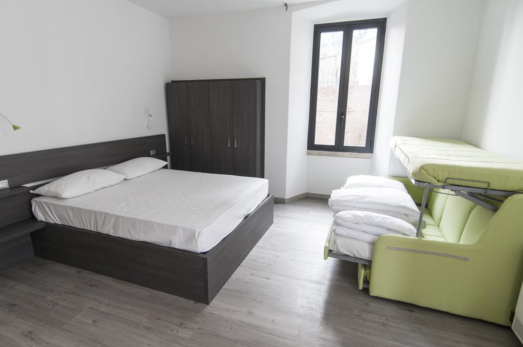 Campione Del Garda Surf House Hostel Pieve  Екстериор снимка